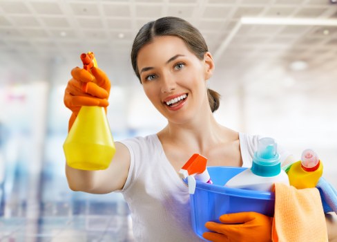 Professional window cleaning in Tw1 for bright and clear exterior glass